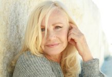Michèle Torr s’en prend une nouvelle fois à son épouse Véronique (détail) Michèle Torr s'en prend une nouvelle fois à son épouse Véronique (détail)