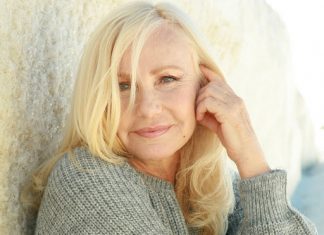 Michèle Torr s’en prend une nouvelle fois à son épouse Véronique (détail) Michèle Torr s'en prend une nouvelle fois à son épouse Véronique (détail)