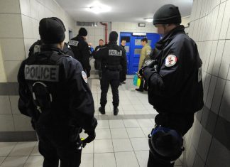 Paris : Trois policiers blessés dans une intervention (détail) Paris : Trois policiers blessés dans une intervention (détail)