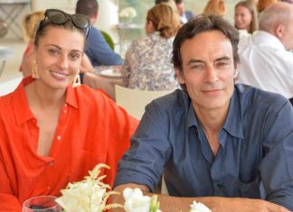 Anthony Delon et Sveva Alviti, fiançailles à l’italienne (détail) Anthony Delon et Sveva Alviti, fiançailles à l'italienne (détail)