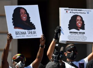 Breonna Taylor, tuée chez elle par la police : sa famille recevra 12 millions de dollars (détail) Breonna Taylor, tuée chez elle par la police : sa famille recevra 12 millions de dollars (détail)