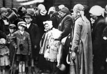 Enseignement: grâce à l’école, les jeunes connaissent la Shoah (détail) Enseignement: grâce à l'école, les jeunes connaissent la Shoah (détail)