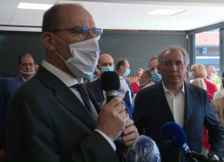 François Bayrou s’affiche sans masque dans une salle bondée (Vidéo) François Bayrou s'affiche sans masque dans une salle bondée (Vidéo)
