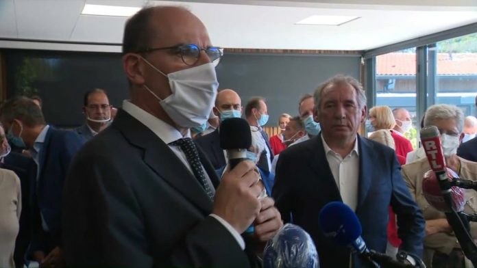 François Bayrou s'affiche sans masque dans une salle bondée (Vidéo)