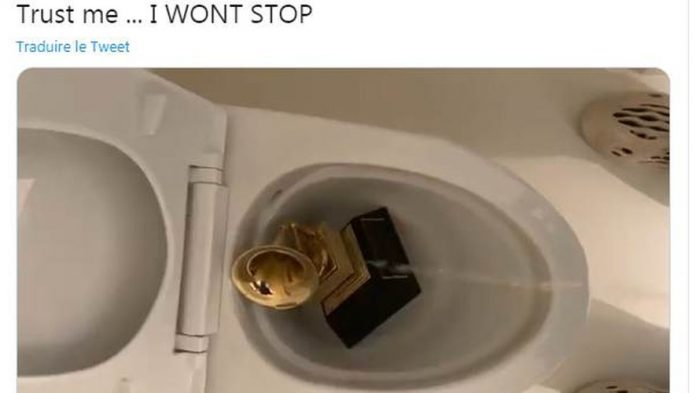 Kanye West en colère, urine sur son Grammy Award dans une vidéo virale