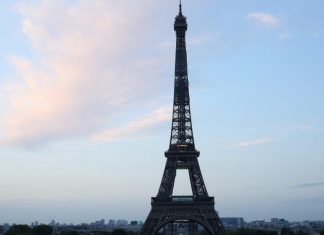 La tour Eiffel rouverte après une alerte à la bombe (détail) La tour Eiffel rouverte après une alerte à la bombe (détail)