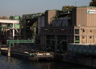 Lafarge déverse du béton dans la Seine (détail) Lafarge déverse du béton dans la Seine (détail)