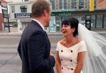 Lily Allen et David Harbour se sont mariés à Las Vegas (détail) Lily Allen et David Harbour se sont mariés à Las Vegas (détail)