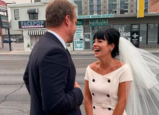 Lily Allen et David Harbour se sont mariés à Las Vegas (détail) Lily Allen et David Harbour se sont mariés à Las Vegas (détail)