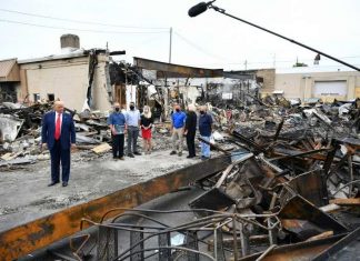 Trump assimile les manifestations violentes de Kenosha (détail) Trump assimile les manifestations violentes de Kenosha (détail)