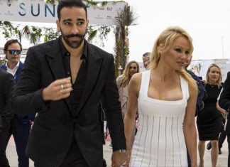 Adil Rami charge « l’entourage » de Pamela Anderson (détail) Adil Rami charge "l'entourage" de Pamela Anderson (détail)