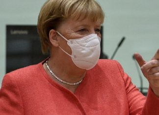 Angela Merkel compare les restrictions liées au Covid-19 à sa vie en RDA (détail) Angela Merkel compare les restrictions liées au Covid-19 à sa vie en RDA (détail)