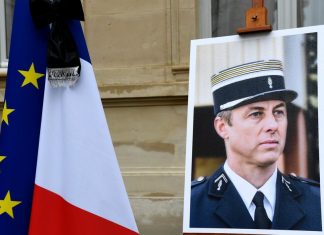 Arnaud Beltrame «victime de son héroïsme» : une plaque commémorative indigne (détail) Arnaud Beltrame «victime de son héroïsme» : une plaque commémorative indigne (détail)