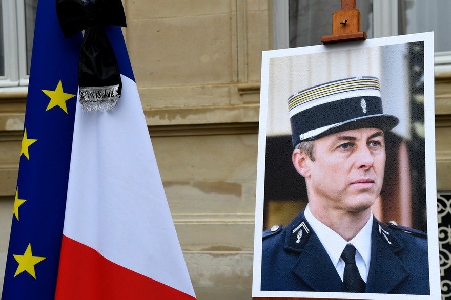 Arnaud Beltrame «victime de son héroïsme» : une plaque commémorative indigne (détail)