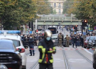 Attaque au couteau à Nice en direct : le bilan s’alourdit à trois morts Attaque au couteau à Nice en direct : le bilan s'alourdit à trois morts