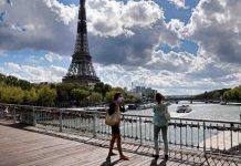 Coronavirus France en direct : Le couvre-feu est entré en vigueur en région parisienne Déconfinement progressif en France : réouverture de tous les commerces dès ce samedi