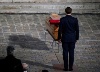 Emmanuel Macron : « Samuel Paty est devenu le visage de la République » (détail) Emmanuel Macron : "Samuel Paty est devenu le visage de la République" (détail)