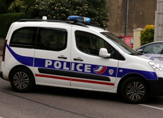 Essonne : un policier renversé par une voiture volée (détail) Essonne : un policier renversé par une voiture volée (détail)