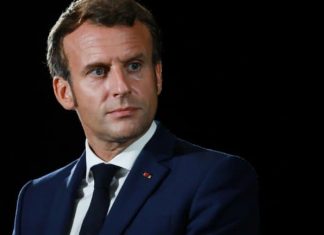 Intempéries: Emmanuel Macron à la rencontre des sinistrés dans les Alpes-Maritimes Intempéries: Emmanuel Macron à la rencontre des sinistrés dans les Alpes-Maritimes