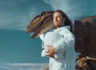 Julien Doré joue avec deux énormes dinosaures (VIDEO) Julien Doré joue avec deux énormes dinosaures (VIDEO)