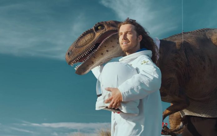 Julien Doré joue avec deux énormes dinosaures (VIDEO)