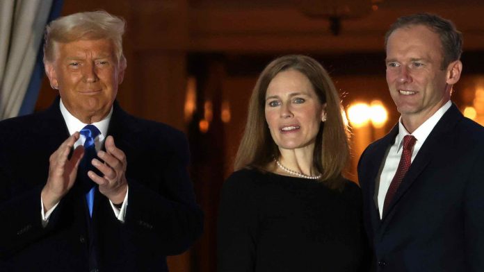 La juge Barrett confirmée à la Cour suprême, Trump jubile (détail) La juge Barrett confirmée à la Cour suprême, Trump jubile (détail)