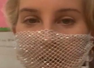 Lana Del Rey : le masque qui fait polémique (VIDEO) Lana Del Rey : le masque qui fait polémique (VIDEO)