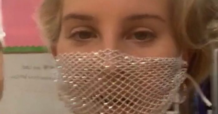 Lana Del Rey : le masque qui fait polémique (VIDEO)