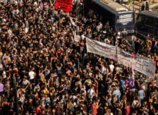 Le parti néonazi grec Aube dorée qualifié d' »organisation criminelle » (détail) Le parti néonazi grec Aube dorée qualifié d'"organisation criminelle" (détail)