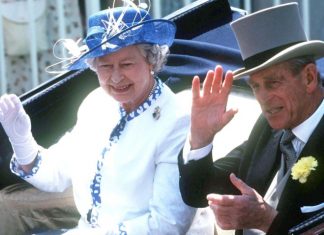Le prince Philip triste et fâché contre Meghan Markle (détail) Le prince Philip triste et fâché contre Meghan Markle (détail)