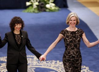 Le prix Nobel de chimie décerné à la Française Emmanuelle Charpentier et l’Américaine Jennifer Doudna (détail) Le prix Nobel de chimie décerné à la Française Emmanuelle Charpentier et l’Américaine Jennifer Doudna (détail)