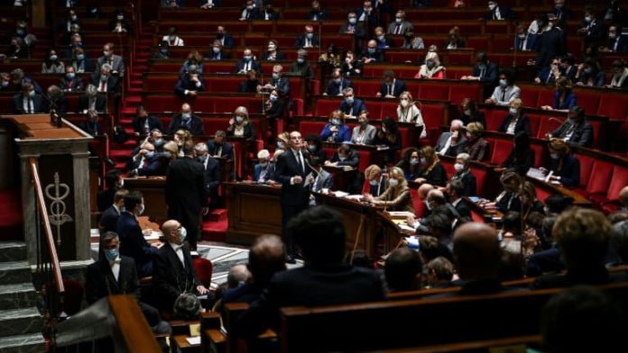 Les partis d'opposition fustigent "l'échec" de Macron (détail)