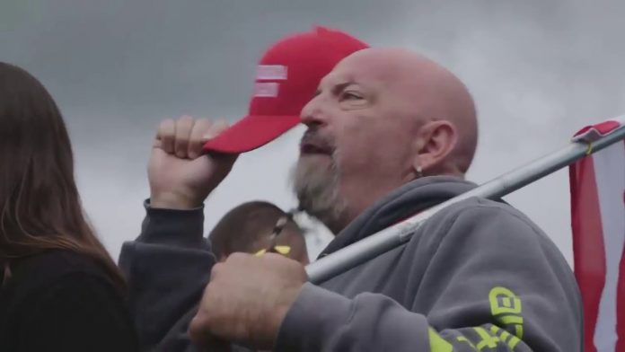 Les Proud Boys revigorés, Donald Trump veut limiter les dégâts