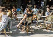 Paris : les restaurants anticipent une possible fermeture (détail) Paris : les restaurants anticipent une possible fermeture (détail)