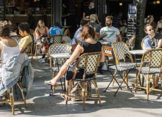 Paris : les restaurants anticipent une possible fermeture (détail) Paris : les restaurants anticipent une possible fermeture (détail)