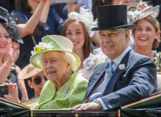 Prince Andrew : la reine Elizabeth II prend une décision lourde de sens contre son fils (détail) Prince Andrew : la reine Elizabeth II prend une décision lourde de sens contre son fils (détail)
