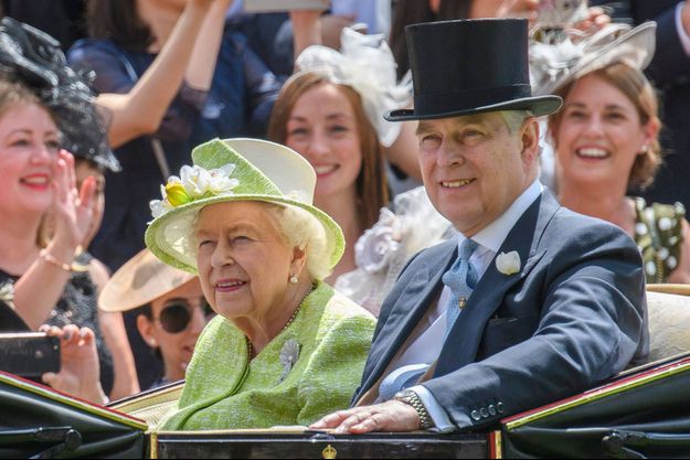 Prince Andrew la reine Elizabeth II prend une décision lourde de sens contre son fils (détail) Prince Andrew : la reine Elizabeth II prend une décision lourde de sens contre son fils (détail)