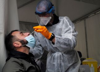 Un salarié licencié pour « faute grave » pour être allé travailler après un test (détail) Un salarié licencié pour "faute grave" pour être allé travailler après un test (détail)