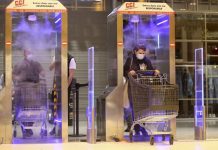 Coronavirus en Corse : un hypermarché installe des «tunnels de désinfection» Coronavirus en Corse : un hypermarché installe des «tunnels de désinfection»