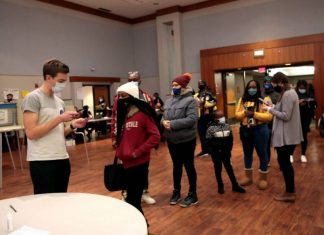 Les Américains, à cran, votent pour départager Trump et Biden (détail) Les Américains, à cran, votent pour départager Trump et Biden (détail)