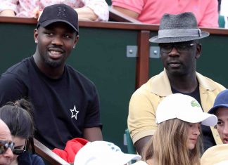 Lilian Thuram, père protecteur et conseiller particulier pour Marcus (détail) Lilian Thuram, père protecteur et conseiller particulier pour Marcus (détail)