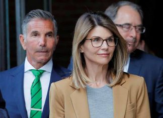 Lori Loughlin entame une peine de 2 mois de prison (détail) Lori Loughlin entame une peine de 2 mois de prison (détail)