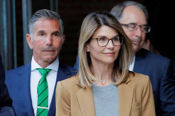 Lori Loughlin entame une peine de 2 mois de prison (détail)
