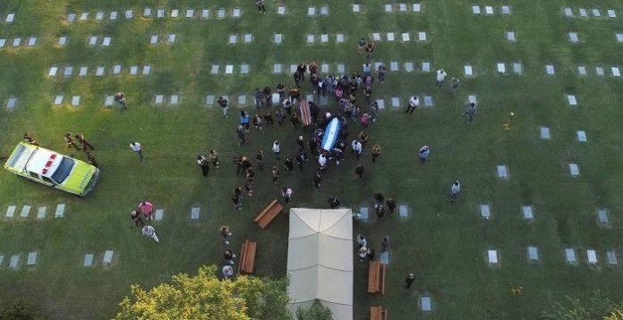 Mort de Diego Maradona : un employé funéraire fait un selfie choquant avec la dépouille de l’ancien footballeur