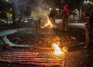 Présidentielle américaine : tensions dans les rues (détail) Présidentielle américaine : tensions dans les rues (détail)