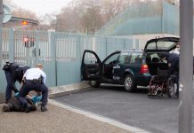Une voiture percute la grille d’entrée de la chancellerie allemande à Berlin (PHOTO) Une voiture percute la grille d’entrée de la chancellerie allemande à Berlin (PHOTO)