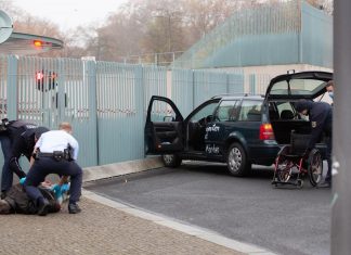 Une voiture percute la grille d’entrée de la chancellerie allemande à Berlin (PHOTO) Une voiture percute la grille d’entrée de la chancellerie allemande à Berlin (PHOTO)