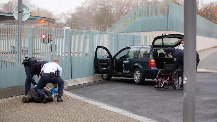 Une voiture percute la grille d’entrée de la chancellerie allemande à Berlin (PHOTO)