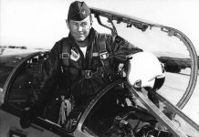 Chuck Yeager, pilote américain et légende de l’aviation, est mort à l’âge de 97 ans Chuck Yeager, pilote américain et légende de l'aviation, est mort à l'âge de 97 ans