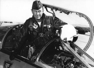 Chuck Yeager, pilote américain et légende de l’aviation, est mort à l’âge de 97 ans Chuck Yeager, pilote américain et légende de l'aviation, est mort à l'âge de 97 ans